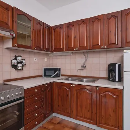 Three-bedroom In 公寓 *