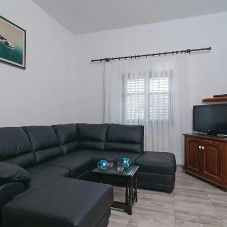 Three-bedroom In 公寓