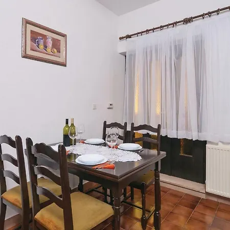 Three-bedroom In 公寓